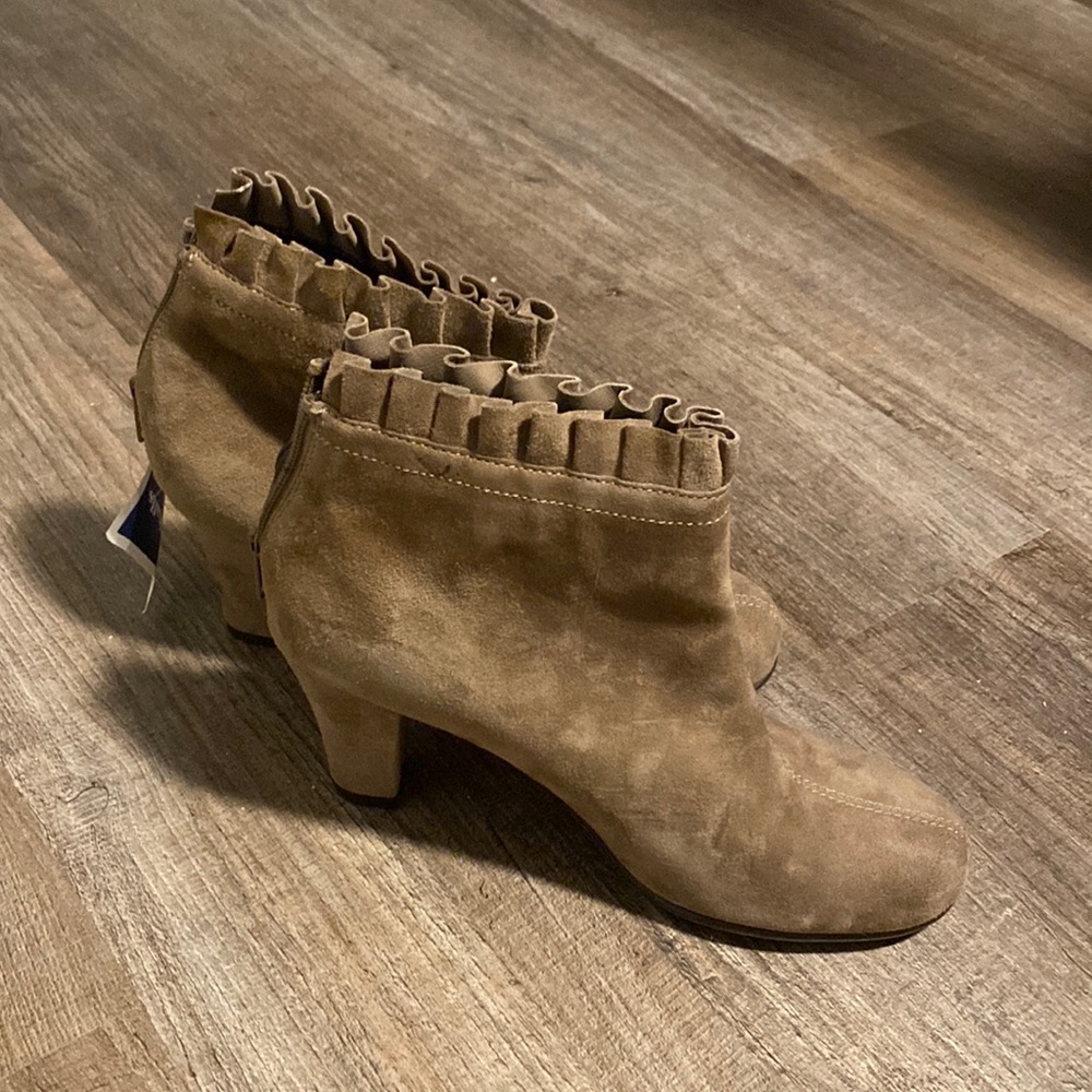 Aerosoles tan suede ankle boots